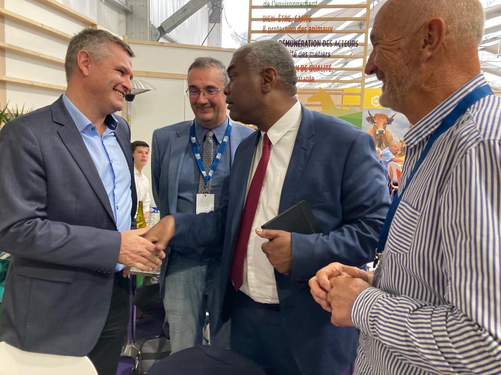 #Sommet de l'élevage
Echanges ce jour entre <a href="/BrunoLeMaire/">Bruno Le Maire</a> Ministre de l’Économie, Joël Mathurin <a href="/Prefet63/">Préfète du Puy-de-Dôme</a>, Philippe Panel, Président MSA Auvergne et Jean Marie Passarieu Directeur général MSA Auvergne.