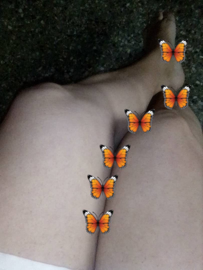 mikypoche's tweet photo. Cuando la vida despeina mis labios : éstos pies sonríen sin fin...
Miky© Poché® https://t.co/yqf76JRfrt