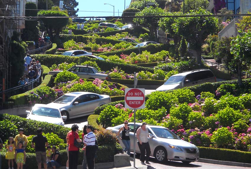 SurfingIndex's tweet photo. 10. Lombard Street: San Francesco, USA https://t.co/QgX5rofruu