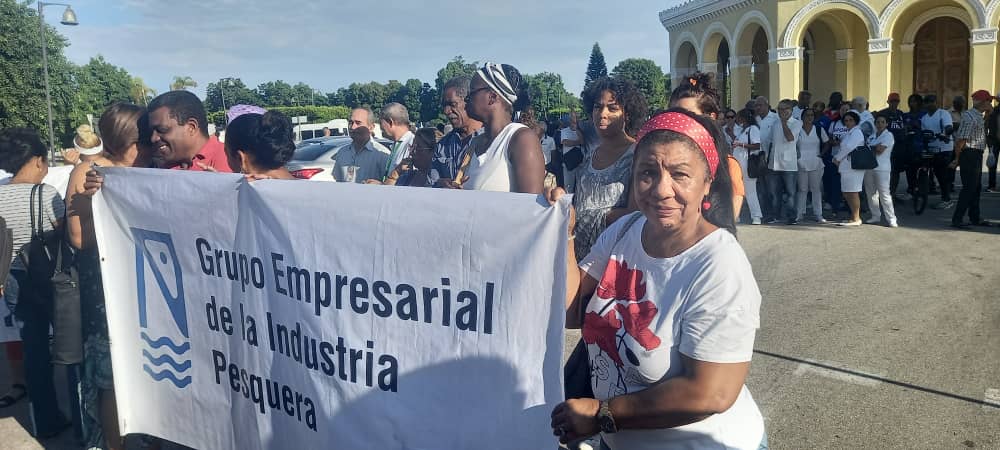 ocpropes's tweet photo. En la mañana de hoy 6 de octubre, nuestra empresa #Propes   junto a otras empresas del Grupo Pesquero rindimos homenaje , en el Cementerio de Colón de La Habana, a las 73 víctimas del atentado terrorista  en Barbados cometido hace 47 años.
@redes_propes ,@ocpropes @GrupoPesquero. https://t.co/ZU0rnAuGk8