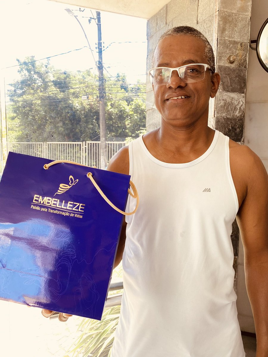 BahiaFM88's tweet photo. Sextou por aqui, hein?! 🤩
E Eduardo já veio buscar o seu kit embelleze para ficar ainda mais bonito! 🥰 Parabéns!!! Foi um prazer te receber! ❤️ Volte sempre! #bahiafm #alegriatododia #promo #embelleze https://t.co/sosY6QE4ub