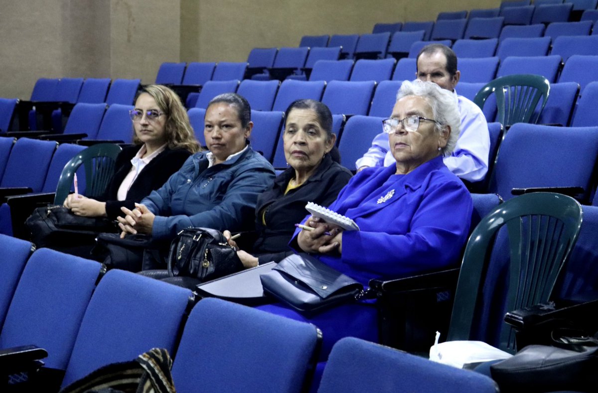 CentroMemoriaH's tweet photo. En la noche del 5 de octubre, se dio inicio al encuentro subregional del Bajo Cauca, Norte y Nordeste de Antioquia en la Casa de la Cultura de #Yarumal. El equipo regional pionero de la estrategia de territorialización del #CNMH le dio la bienvenida a los participantes. https://t.co/alMuLhU8CV