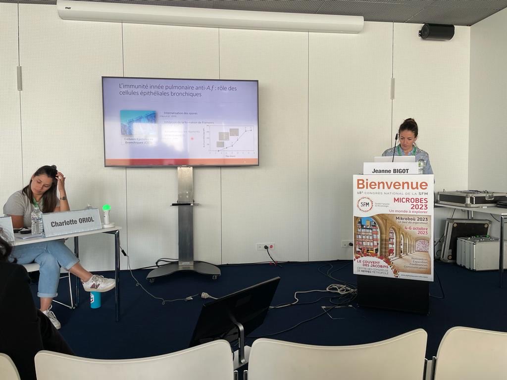 LG_LoicGuillot's tweet photo. Bravo Jeanne @Jeanne_big et Camille @CamilleROCHARD2 ! pour vos présentations sur Aspergillus fumigatus @SFMicrobiologie #microbes2023 et le prix de la meilleure photo pour Camille « feux d’artifice d’A. fumigatus !! #fungi https://t.co/N0bWusd08k