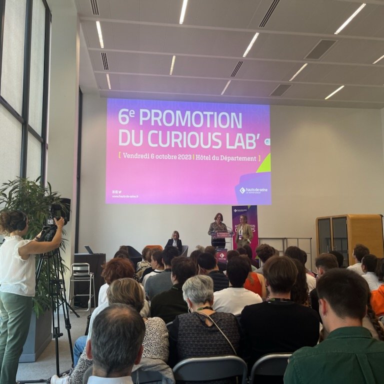 Ville_de_Sceaux's tweet photo. ✨Cet après-midi, @Scx_Flo, adjointe au maire de #Sceaux en charge des #Transitions, de l’#économiecirculaire et solidaire était présente au conseil départemental des @hautsdeseinefr pour le lancement de la 6ème promotion du #CuriousLab. https://t.co/ruyDuynOch