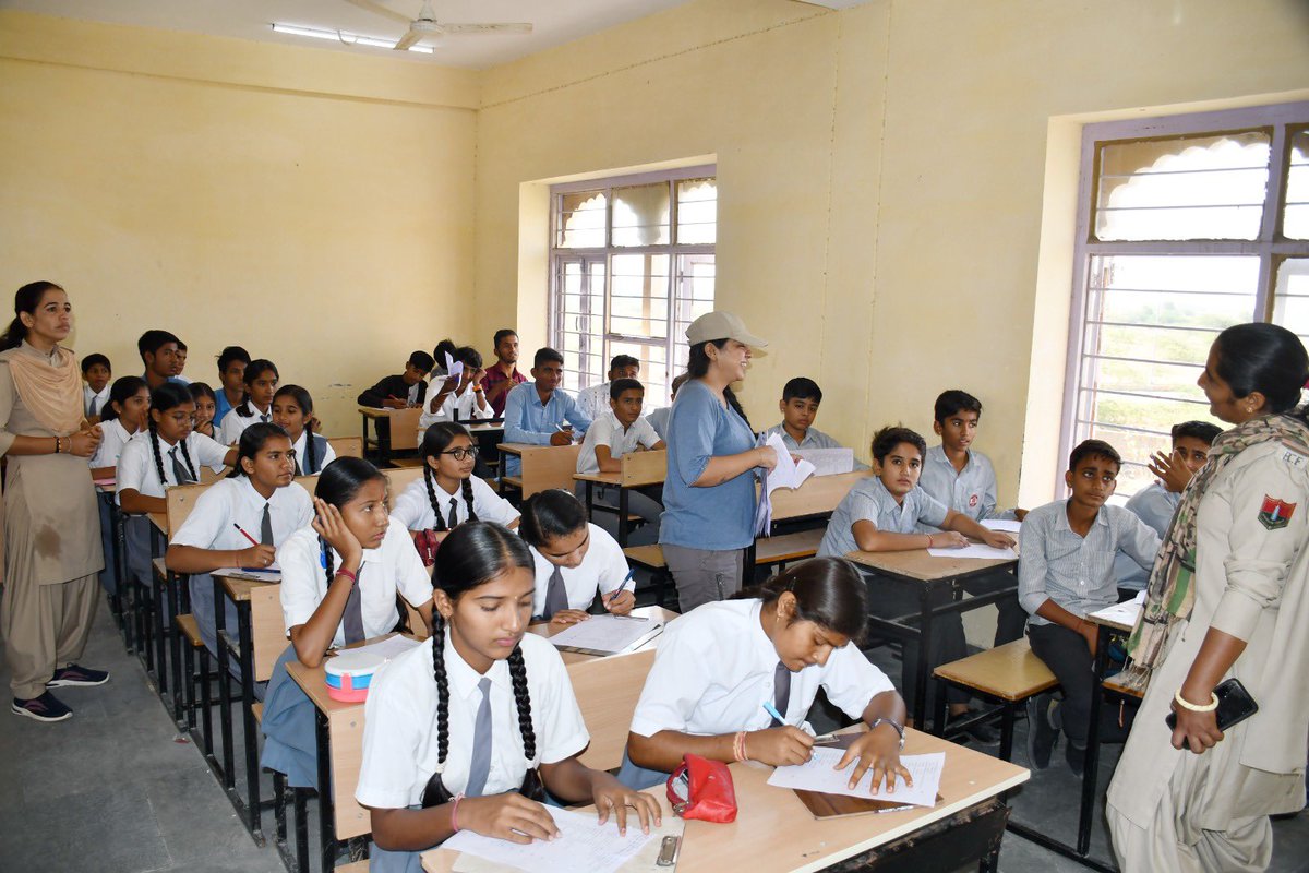 wii_india's tweet photo. As part of Rajasthan Forest Department's #Wildlifeweek2023 celebration, students from 12 schools in Jaisalmer participated in a quiz competition and an environmental education session conducted by WII's #BustardRecoveryProgram team
#missionLife
@moefcc @ForestRajasthan @vrtiwari1 @SutirthaDutta82