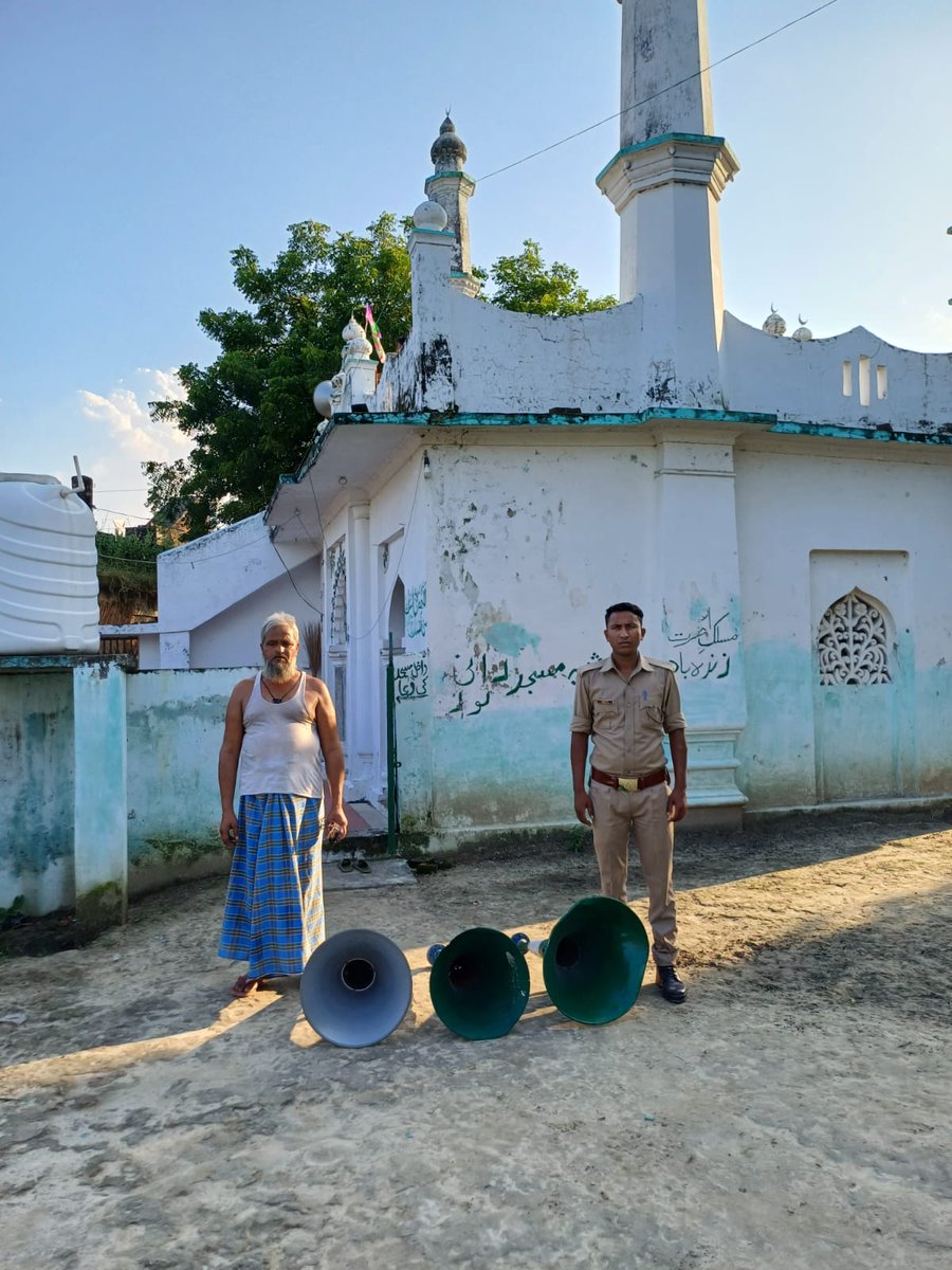 #BastiPolice थाना गौर पुलिस द्वारा विशेष अभियान के अन्तर्गत धार्मिक स्थलों (मंदिर/मस्जिद/ सार्वजनिक स्थानों) पर लगे अवैध लाउडस्पीकर / ध्वनि विस्तारक यन्त्रों को हटवाया गया-