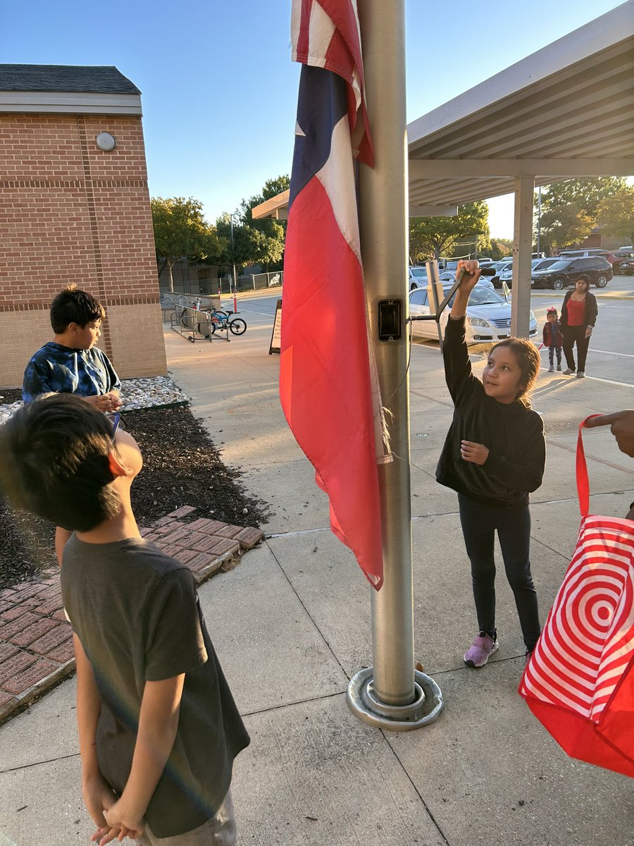 Our students earn star CHAMPS tickets by demonstrating campus behavior expectations. Students are then put in a drawing for a chance to raise our US and Texas flag with Officer Akins! Way to go <a href="/SLExDstars/">SLE Shooting Stars</a> <a href="/GrapevinePolice/">Grapevine Police</a> #ExperienceSLE