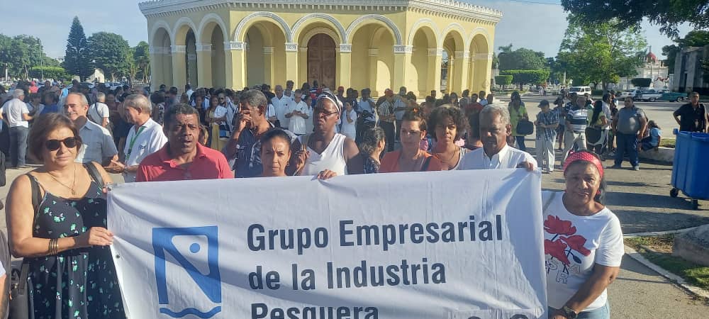 Episan_Minal's tweet photo. #HOY 6 de octubre, la empresa #Propes junto a otras empresas del @GrupoPesquero rindieron homenaje , en el Cementerio de Colón de La Habana, a las 73 víctimas del atentado terrorista  en Barbados hace 47 años.
#MinalXCuba #PescaPorCuba
#NoTerrorismo. Nos unimos desde #EPISAN 🇨🇺 https://t.co/evMFR9vJkX