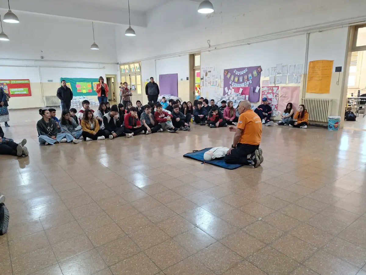 #seguimoscapacitando 
En el día de la fecha 06/10/23, la Dirección Gral de Defensa Civil a través de su área Técnica y Capacitación, brindó una charla de RCP y desobstrucción de vía aérea en la escuela secundaria número 22 con domicilio en calle Maipú 1653 de Bahía Blanca
