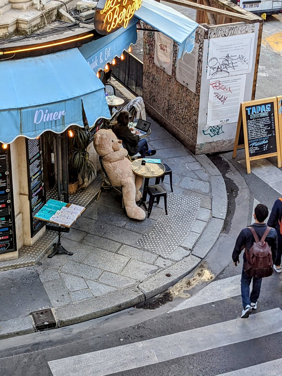 Bear sighting in Paris 🐻 Where the bulls at? 🐂