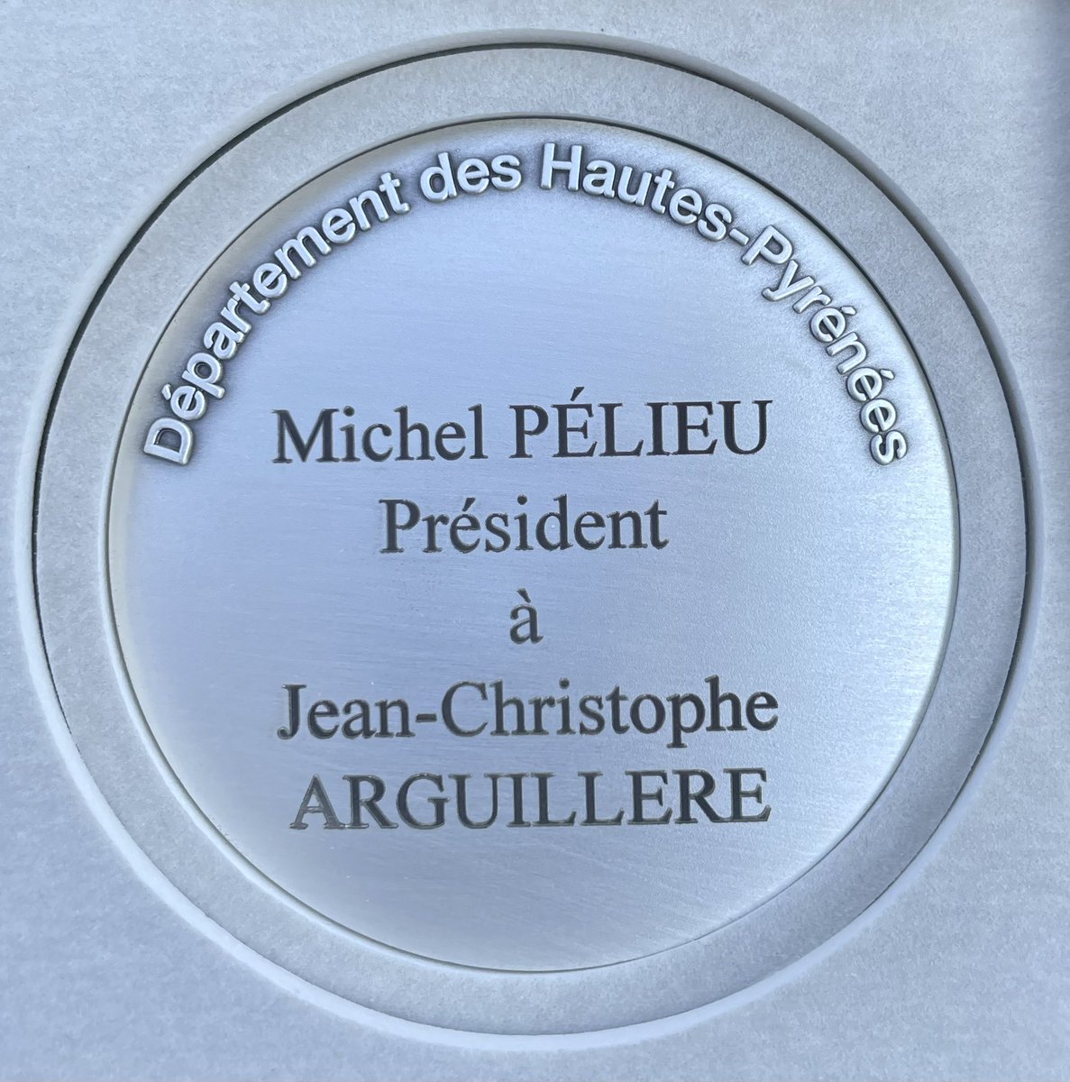 JCArguillere's tweet photo. Merci au président des Hautes-Pyrénées, Michel Pélieu, qui m’a remis ce jour la médaille du Département à l’occasion de mon départ d’@OrangeOccitanie en récompense de la réussite du déploiement de la fibre optique sur tout le territoire départemental. https://t.co/P2BKbKL4nL