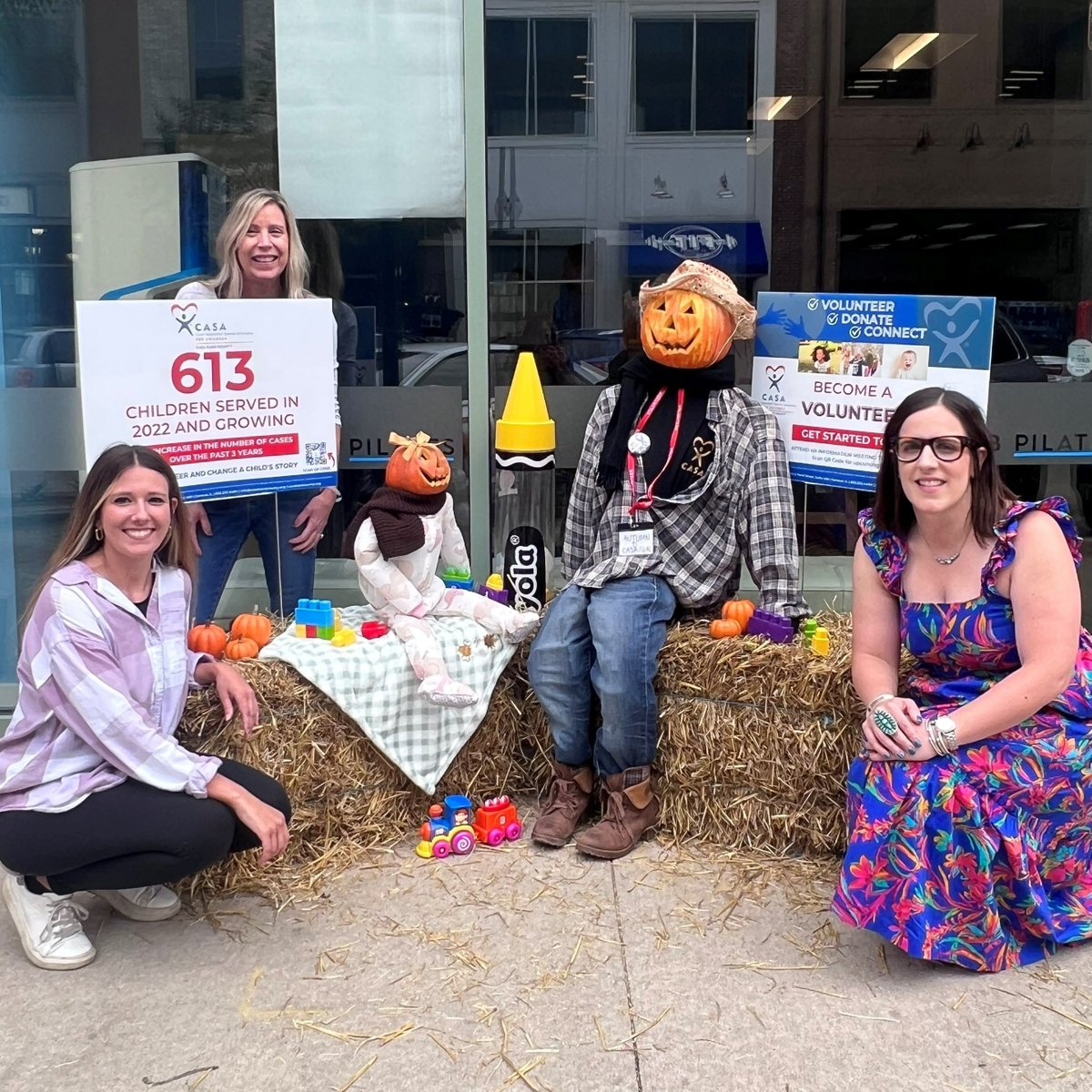 kane_casa's tweet photo. Headed to St. Charles this weekend? 🍁
Check out CASA Kane County's Scarecrow on First Street in St. Charles this festive fall weekend! Locate &amp; vote for our display at spot C8. 🍂 Thank you to CASA staff for their creativity!
#CASA #ScarecrowWeekend  #Volunteer #CASAKaneCounty https://t.co/KM0Y1lg14P