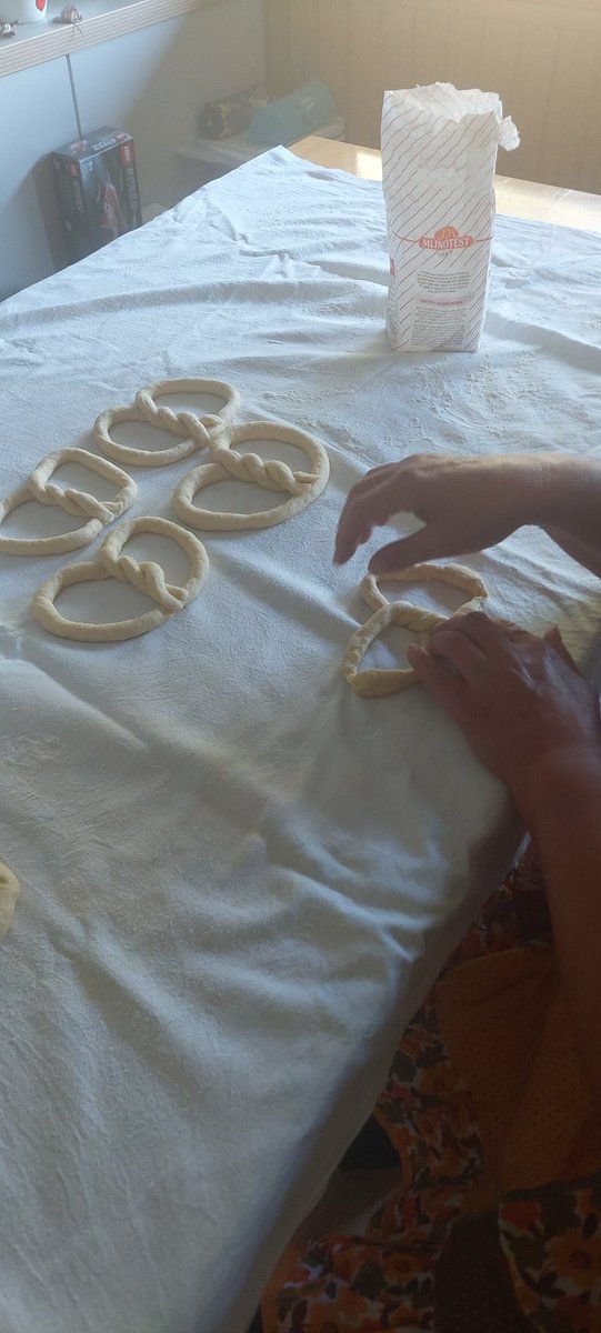 ursahrovat's tweet photo. Midve z mami se mava luštno.🥰🥨 #preste #oktoberfejst https://t.co/77h0RlmcwO