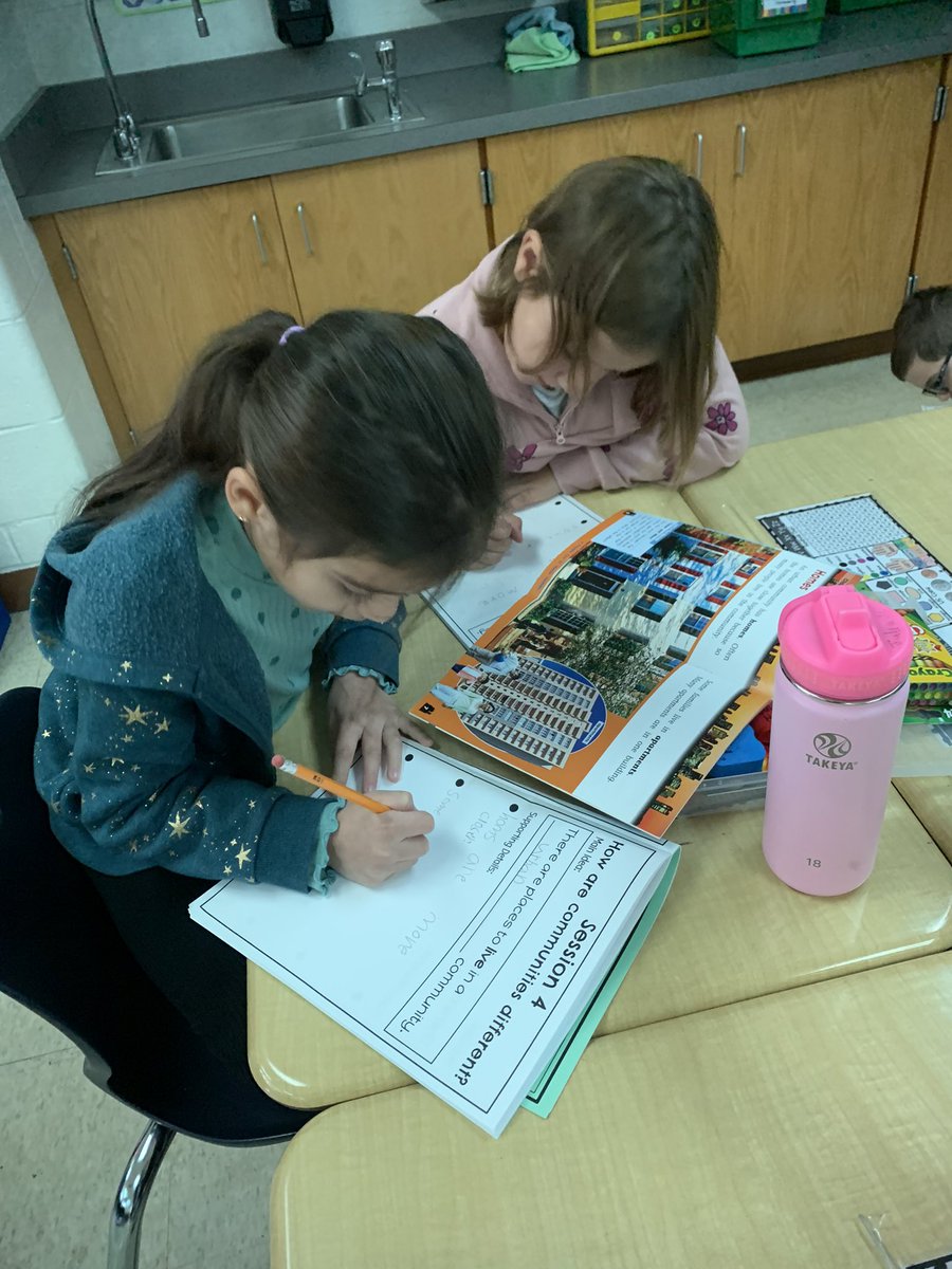 sandra_benson2's tweet photo. My 2nd graders are researching facts about different types of communities. I am impressed with their teamwork! #BuchananBears https://t.co/6Qhj3nPYEI
