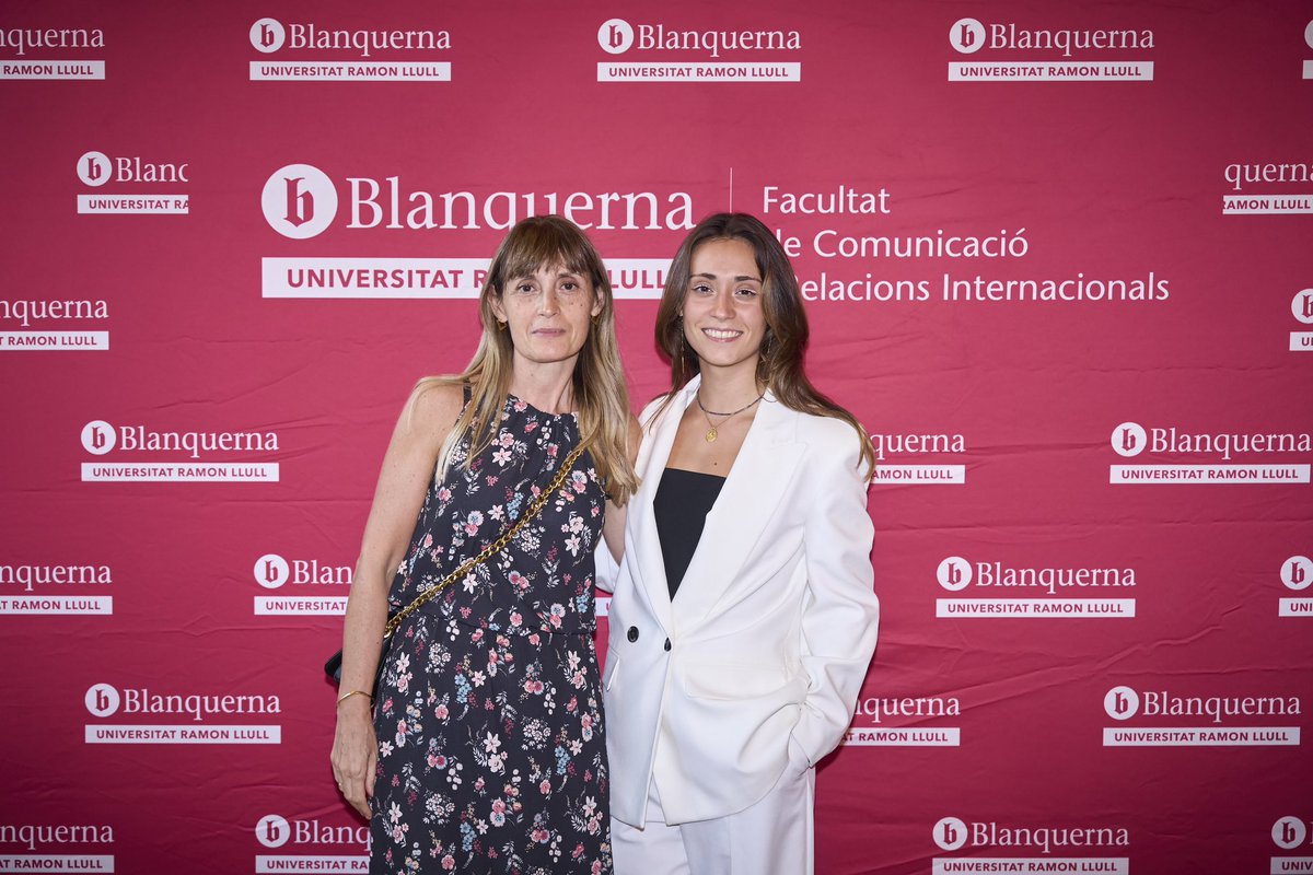 ona_falco's tweet photo. Ja ho tindríem!🎓

La sort de coincidir amb elles al @MAIntJournalism✨ https://t.co/x51w8niUik