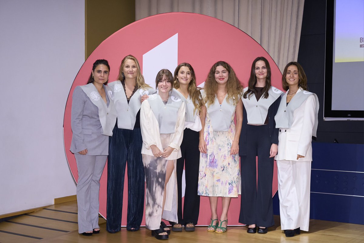 ona_falco's tweet photo. Ja ho tindríem!🎓

La sort de coincidir amb elles al @MAIntJournalism✨ https://t.co/x51w8niUik