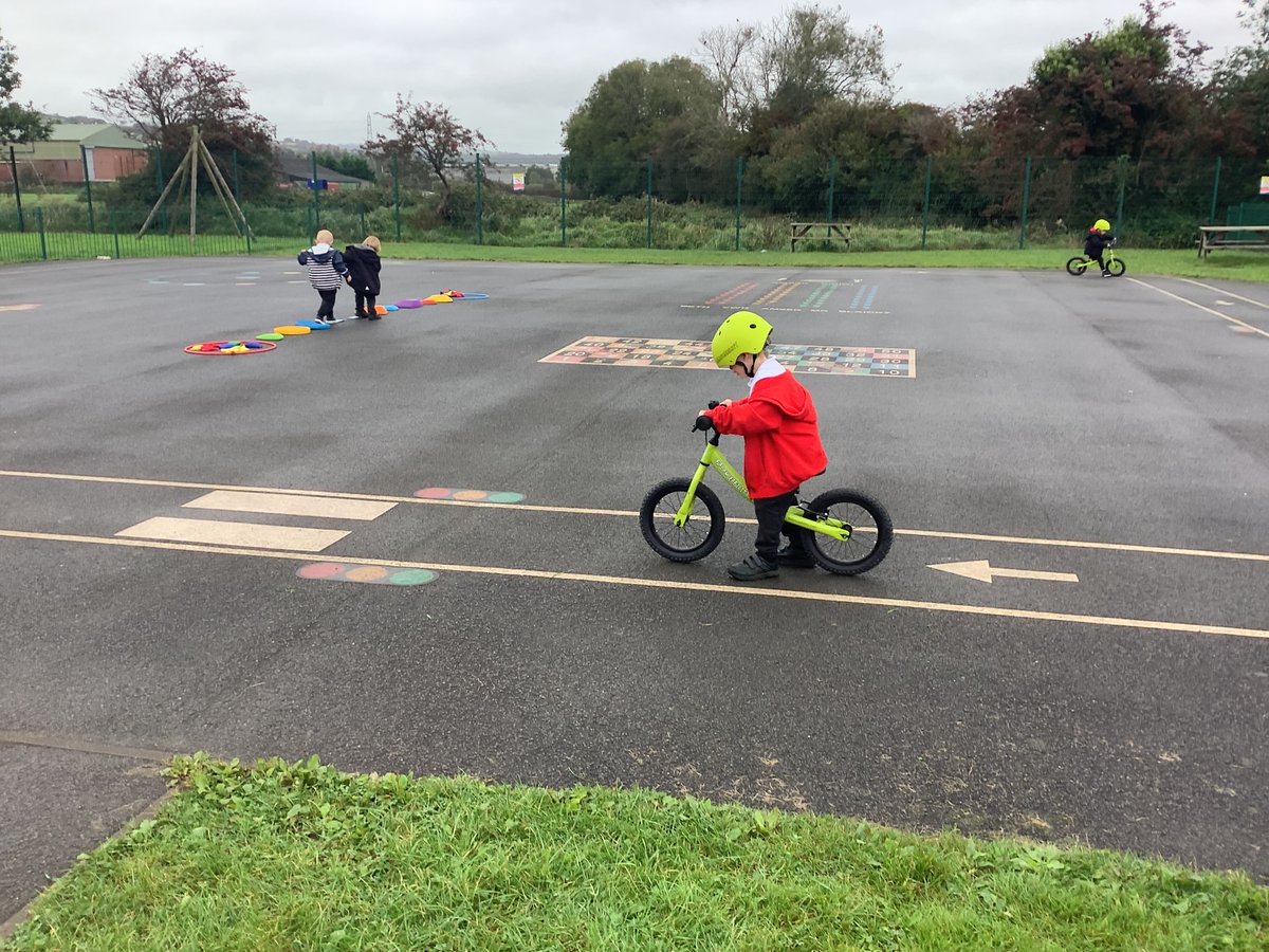 Clwb Beicio Dydd Gwener! Rydyn yn ymarfer ein sgiliau cydbwyso. 
Friday Bike Club! We are practising our balancing skills.
<a href="/AJ_SCWales/">Roger - Active Journeys | South Central Wales</a>