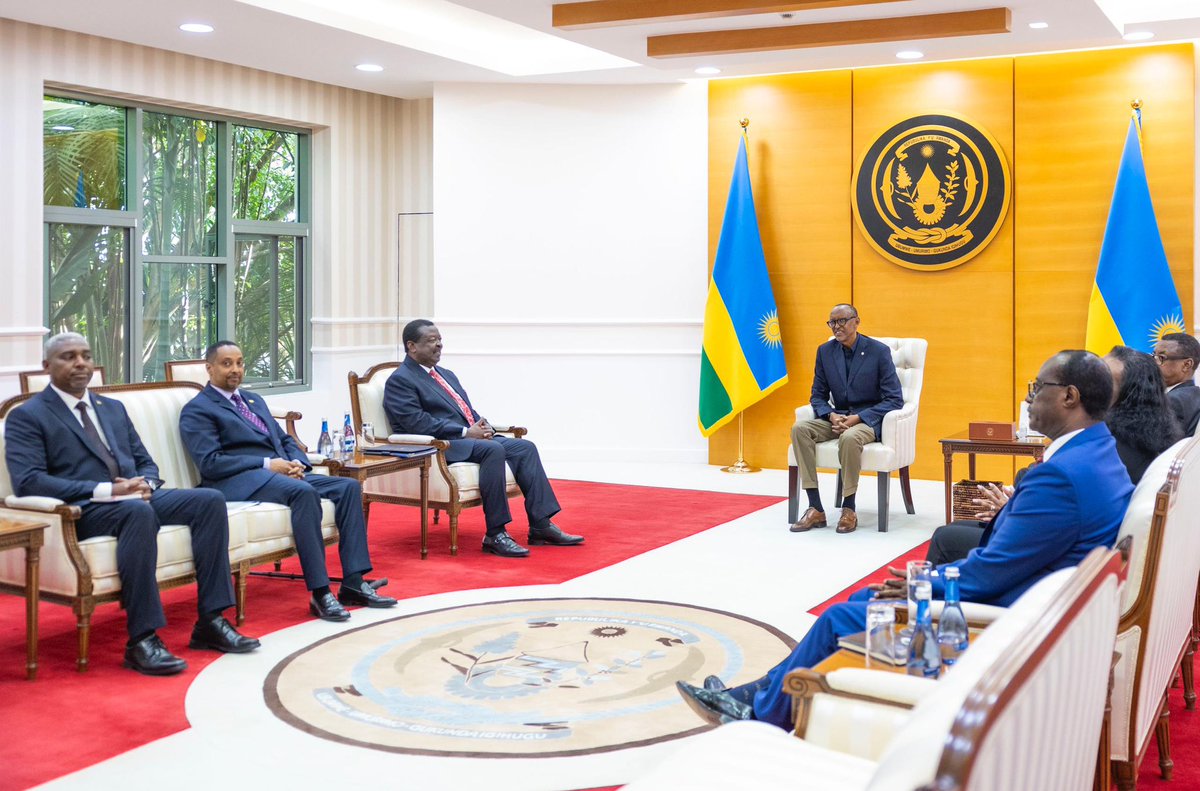 UrugwiroVillage's tweet photo. This afternoon at Urugwiro Village, President Kagame received Musalia Mudavadi, Kenya’s Prime Cabinet Secretary and Special Envoy, who delivered a message from President William Samoei Ruto @WilliamsRuto. https://t.co/VVWq8qRSRq