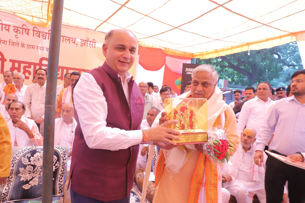 rlbcaujhansi's tweet image. मुरैना में आज उद्यानिकी के क्षेत्र में नवाचार और किसानों के विकास के लिए नई ऊर्जा देने के लिए उद्यानिकी महाविद्यालय का शिलान्यास रानी लक्ष्मीबाई केंद्रीय कृषि विश्वविद्यालय के अंतर्गत माननीय केंद्रीय कृषि एवं कल्याण मंत्री श्री नरेंद्र सिंह तोमर जी ने किया।
@AgriGoI @icarindia