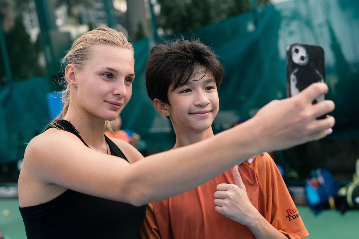 HKTennisOpen's tweet photo. 🎾 #PHKTO2018 singles champion Dayana Yastremska and Priscilla Hon imparted their wisdom at a tennis clinic with NTS junior players at Causeway Bay Tennis Courts yesterday!
#PHKTO #PrudentialHongKong
#CelebratingGreatness
#GreatLineup #DayanaYastremska #PriscillaHon https://t.co/JM3pd1ofyu