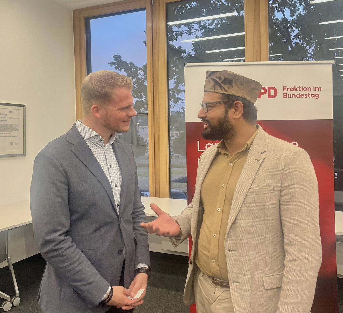 wafasunny's tweet photo. Heute fand eine Interessante Veranstaltung der SPD in Mönchengladbach zum Theme Gerechtigkeit und Respekt in Krisenzeiten statt. Zu Besuch war der MdB aus dem Kreis Lübeck. Organisiert wurde die Veranstaltung von Frau Gülistan Yüksel MdB aus Mönchengladbach.#Ahmadiyya #Frieden https://t.co/78fJul6cgA