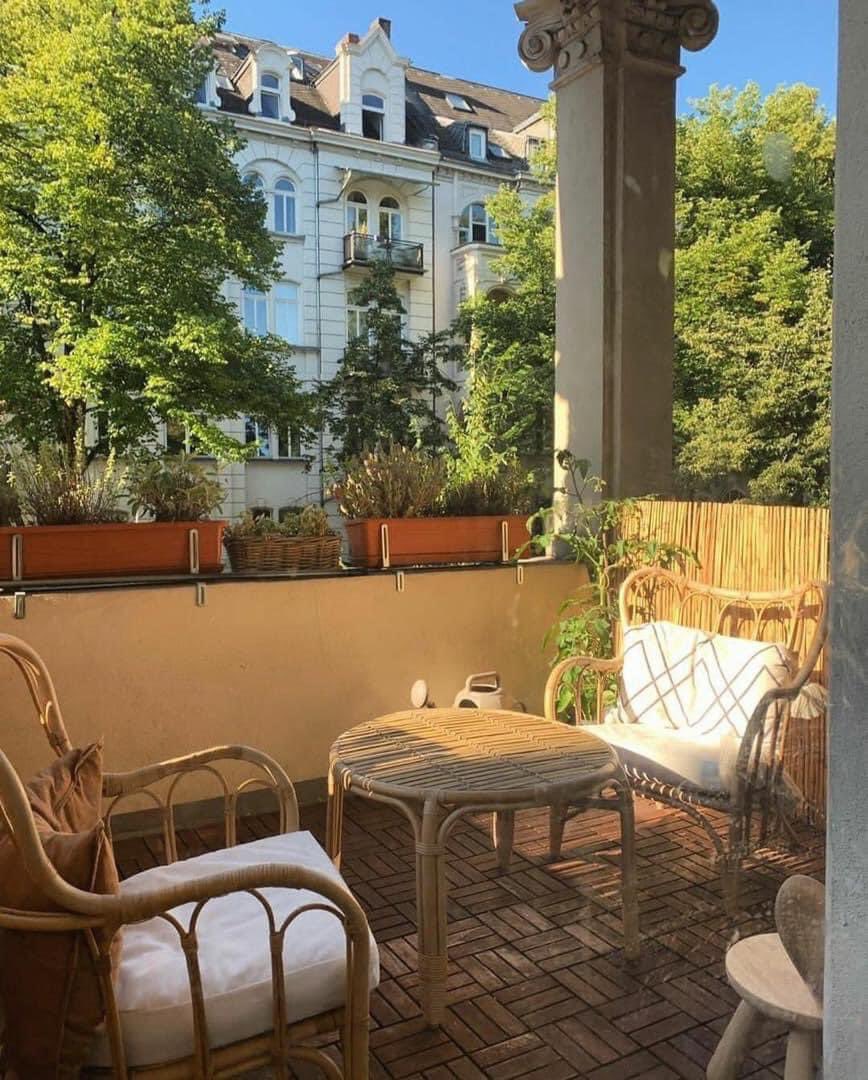 و نقعد نحكي.