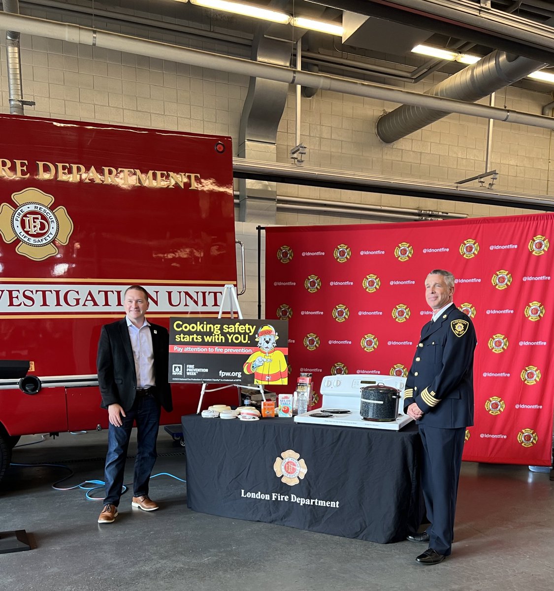 LdnOntFire's tweet photo. Thanks @MayorMorgan for helping us kickoff #FirePreventionWeek today! Learn more at 👉 https://t.co/cIZ9LiqwHL #ldnont @ONFireMarshal https://t.co/Augt2B8ZHF