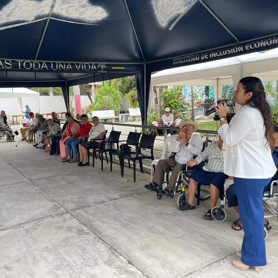 JulyHidalgo9's tweet photo. #MIESZona4 | En el marco de las celebraciones por el mes del adulto mayor, visitamos el Centro Gerontológico Guillermina Loor de Moreno, donde compartimos con los usuarios de este centro diurno y residencial que recibe a más de 70 usuarios.

#NuestroTrabajoContinúa https://t.co/Gff53RFKTW