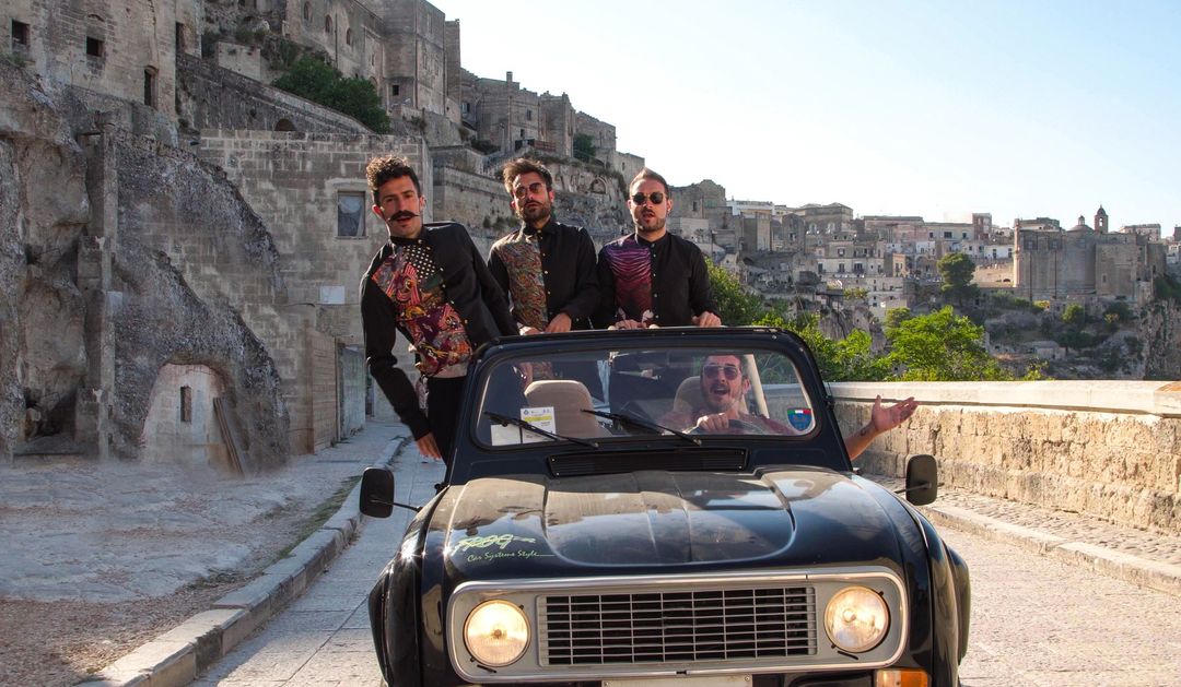 SmaniaUagliuns's tweet photo. Siamo fieri di annunciarvi che domani saremo ospiti al #MateraFilmFestival. 🎞️🐋
Presenteremo il nuovo video #Basilicata.
Con la partecipazione di gente del calibro di @TerryGilliam.
📍Cineteatro Comunale Gerardo Guerrieri
📅 07/10/23 - Ore 21:00 🕘
#newvideo  #matera https://t.co/ATD17YYiEx