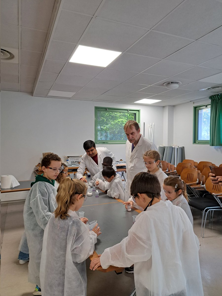 Spent a great time by doing chemistry with the little class CP élèves at @LCPlab #FêtesDeScience