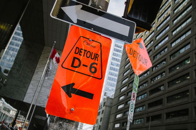 Image d’un panneau de détour en construction.