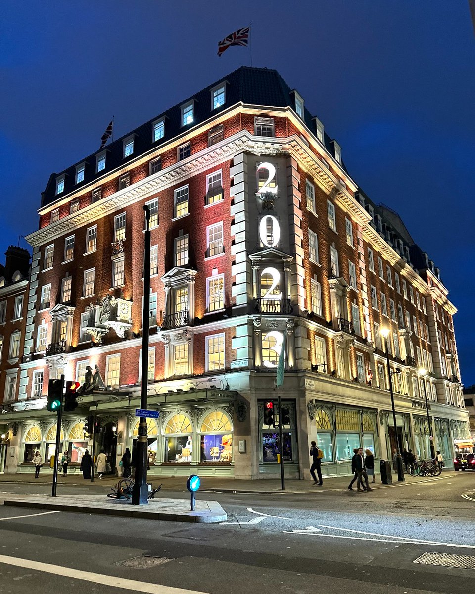 Sweet dreams, Piccadilly... 💤 

#Fortnums I bit.ly/40bpoG3