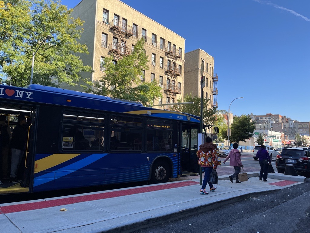 NYC_DOT's tweet photo. Bus riders and cyclists on University Ave in #theBronx will soon get a smoother ride in new bus lanes and a two-way #BikeNYC lane slated for completion this fall! https://t.co/eNEfkhDFnB