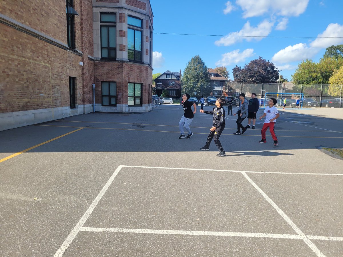 QVGrade78's tweet photo. I am feeling grateful for such a beautiful day. Students loved learning a new game. Does anyone else remember playing Wall Burner? #HappyThanksgiving @QVPSVikings https://t.co/9FoPEfjakp