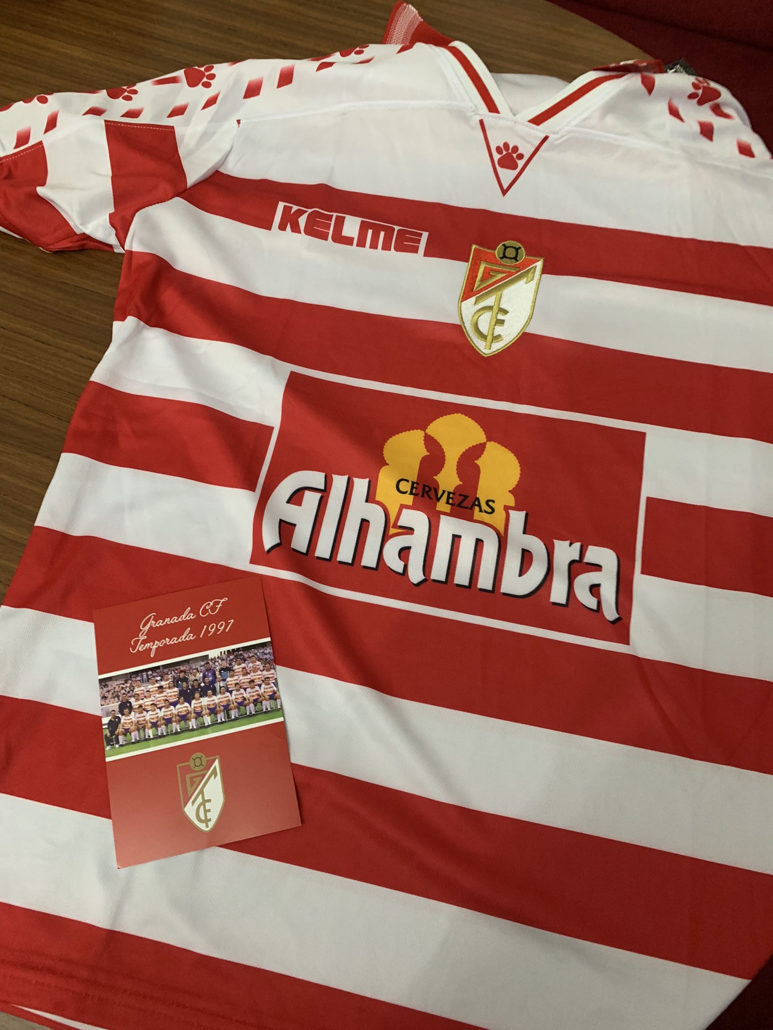1grani+ on X: "Gracias a @GranadacfRetro por hacer la primera réplica en condiciones de esta camiseta histórica. La calidad es muy buena y es prácticamente igual que la original. Recomendada 100%. https://t.co/pmZ2i37PZQ" / X