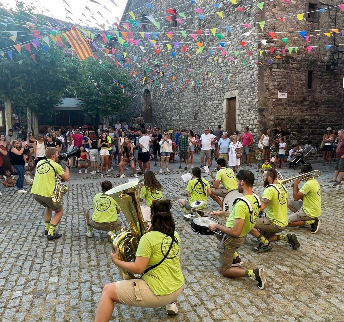 No volíem tancar la temporada encara 🤪 
Si la calor no se’n va nosaltres tampoc!! 

🚨Ens veiem AQUEST DIUMENGE 8 d’octubre a les 7h a TÈRMENS 🚨
.
.
.
#festucs #bb #lleida #lleidatanament #xaranga #brassband #delleida #festa #brass #band #komarkalada #termens
