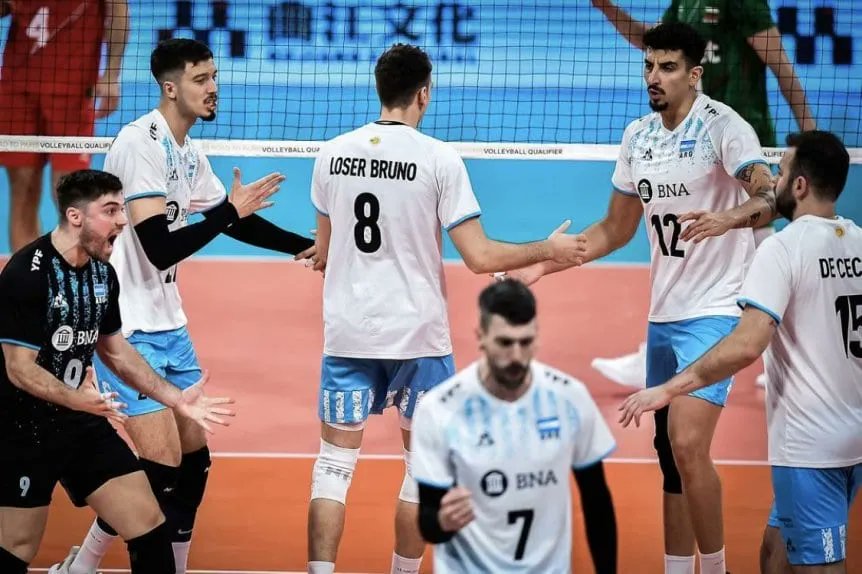 RedSportOficial's tweet photo. 📢 AGENDA DEPORTIVA por #RedSport
La #SeleccionArgentina se enfrenta a #PaísesBajos este Domingo 8, desde las 02.00 de la madrugada, por la séptima fecha del Grupo C del PreOlimpico Masculino de #Vóley 2023. ¡Vamos 🇦🇷🇦🇷!
#PasiónporDeporte #Voley #Argentina https://t.co/dt5IvfKZYU