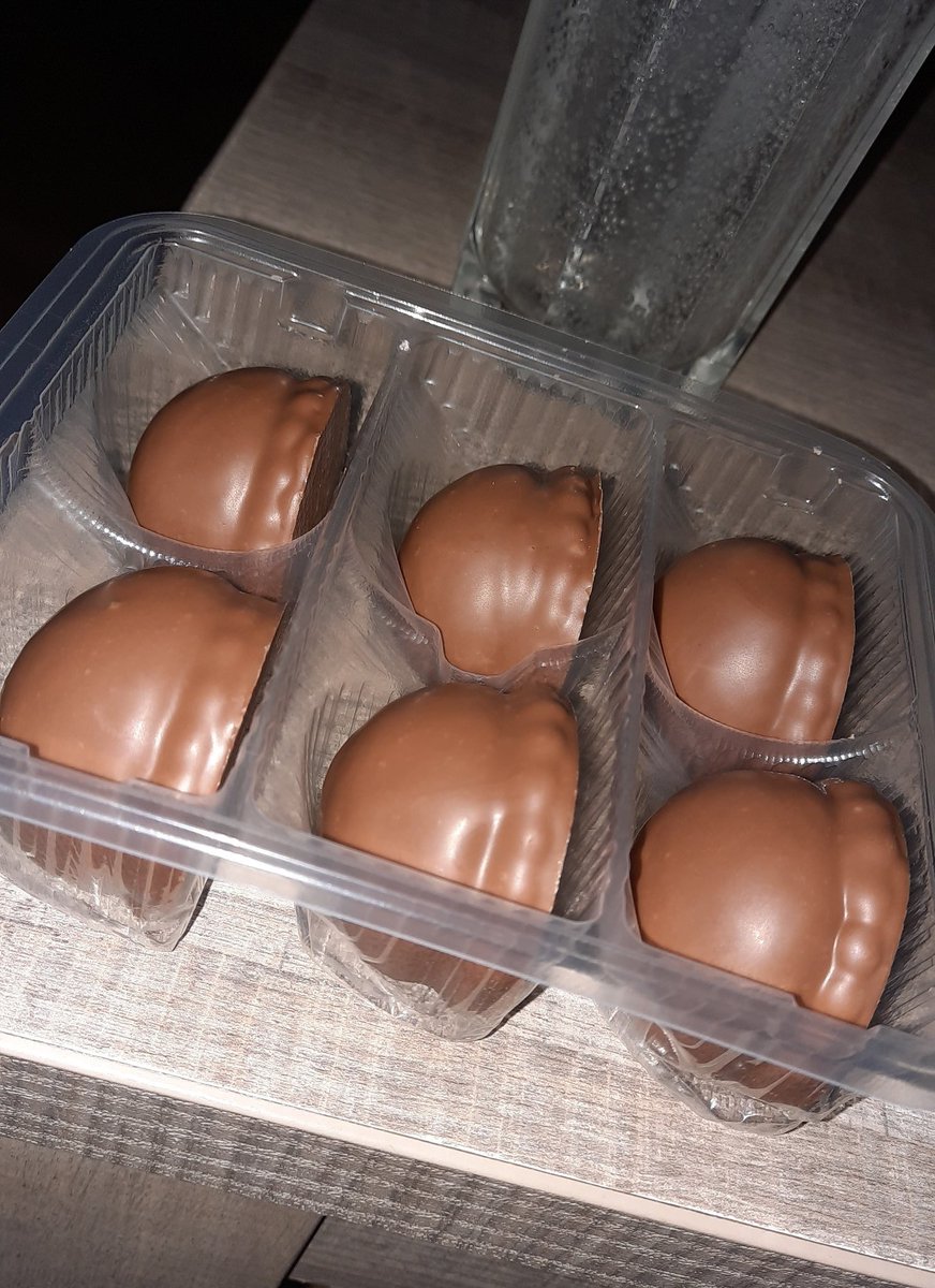 jetjuh's tweet photo. Kon er echt niets tegen doen, lag zomaar in mijn mandje 🤷🏼‍♀️ #milka  #melocake https://t.co/XpKz7uUrFl