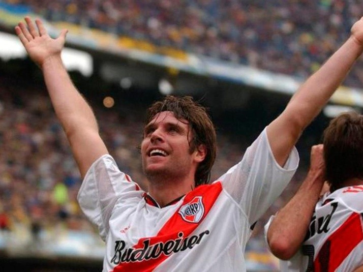 luis_delpi's tweet photo. 2004: River con un DT debutante gana el 1er torneo y los 2 superclásicos. 1-0 con gol del 9 y 2-0 con goles de un delantero extranjero y un recien ingresado por un jugador mareado por un choque.

Boca pierde la final de Libertadores vs un rival virgen de copas (Once Caldas). https://t.co/4ny0W7oZK5