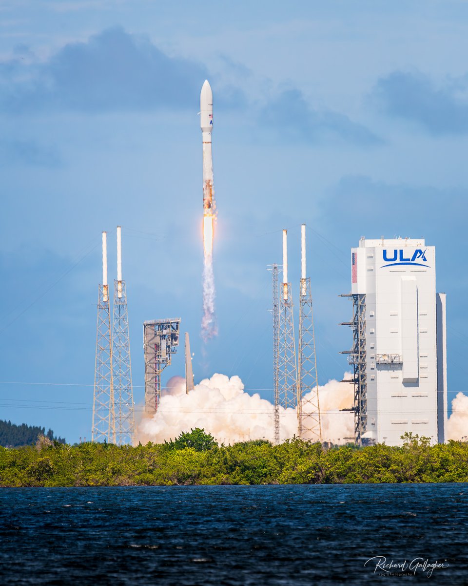 🚀United Launch Alliance has successfully launched Project Kuiper's first prototype satellites, 'KuiperSat-1' & 'KuiperSat-2', from Cape Canaveral's SLC-41! A monumental step for Amazon's mission to provide global broadband access. #ProjectKuiper #ULALaunch #BroadbandForAll 📷📷