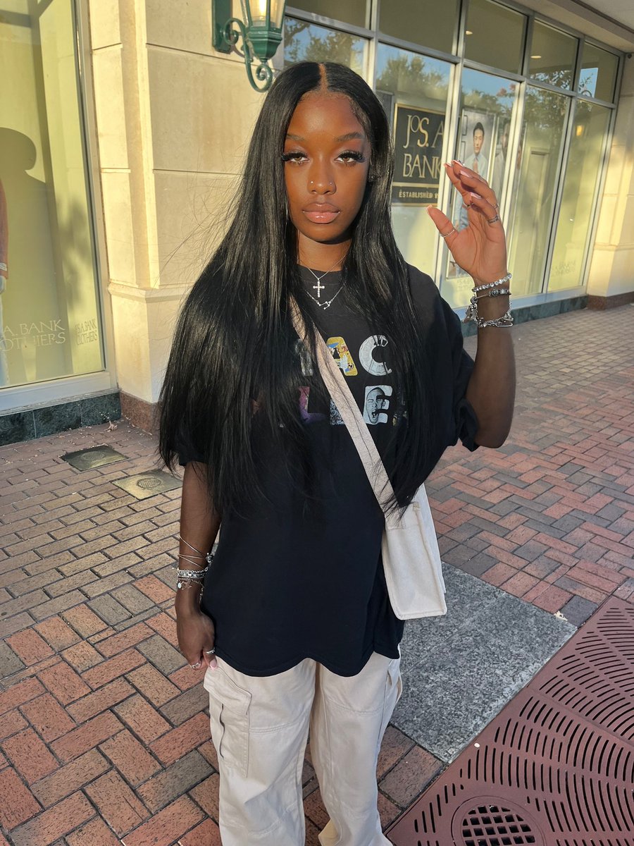 riannaimari's tweet photo. I’m so pretty🖤 https://t.co/tfT4l6vTcd
