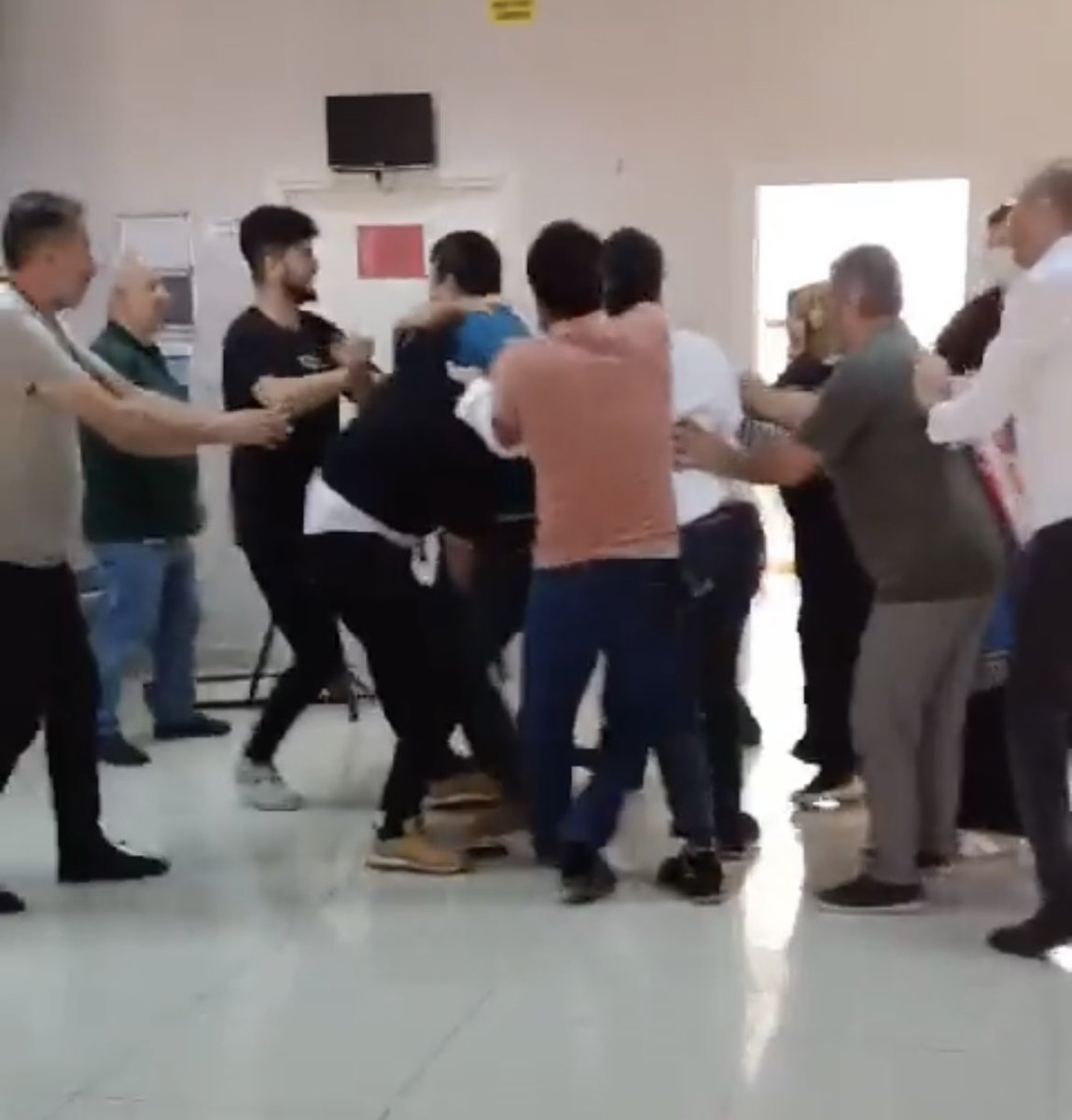 YETER ARTIK!
Gün geçmiyor ki, bir kamu görevlimize saldırı haberi basına yansımasın!

Önceki gün Kahramanmaraş’ta bir öğretmenimize, bugün Kocaeli Fatih ASM'de 3 doktorumuza yapılan hunharca saldırı haberini içimiz titreyerek izledik.

Çok merak ediyorum; kamuyu yönetenlerin ve