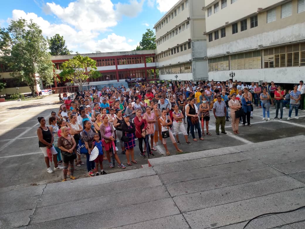 La dirección de la EEA Raúl Gómez García se reúne con padres de estudiantes de pase de nivel, la invitación a participar activamente en los procesos del centro y su acompañamiento para elevar la calidad del estudio individual y lograr los mejores resultados.🗝️❤️.