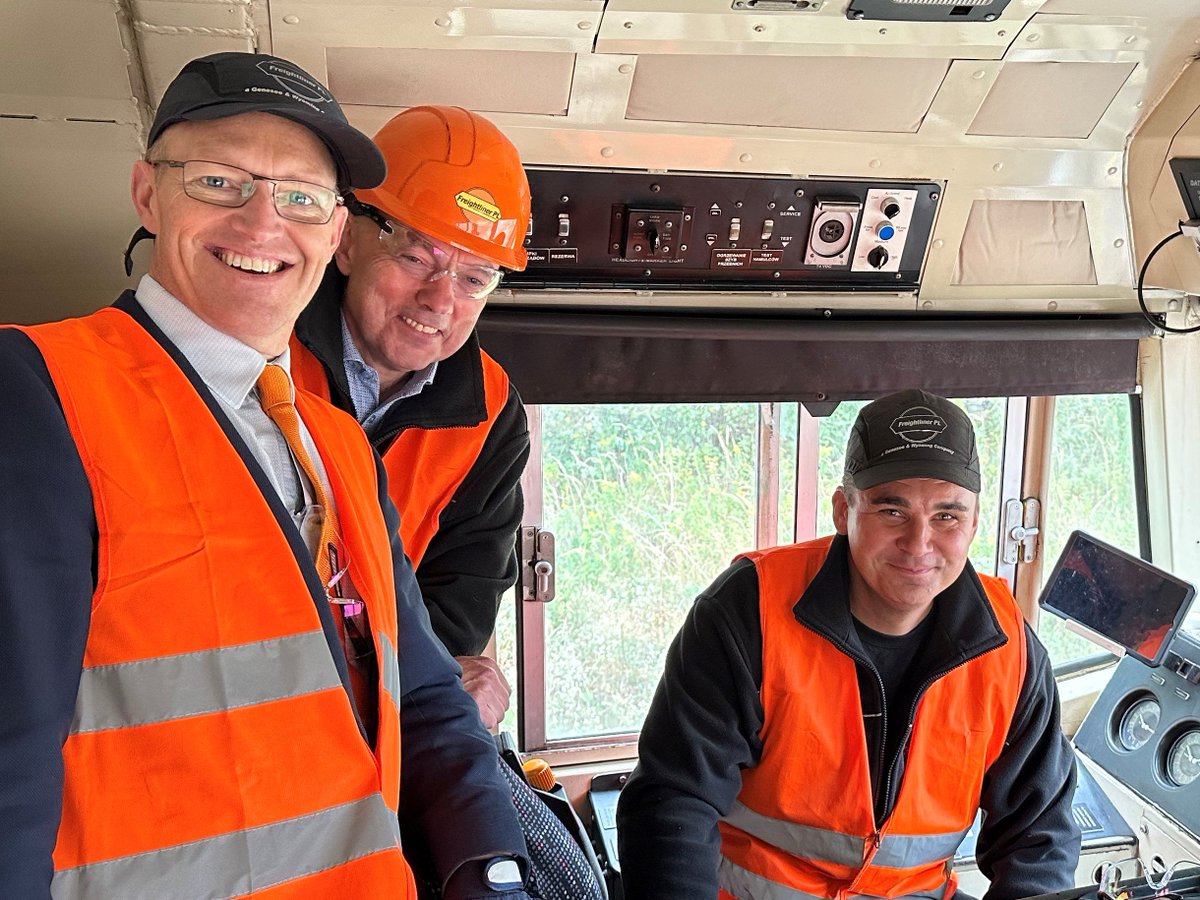 FreightlinerPL's tweet photo. W tym tygodniu odwiedził nas Tim Shoveller, CEO Regionu UK/Europe G&W. W trakcie wizyty Tim miał https://t.co/98GnyxKbFF. okazję obejrzeć rozładunek kruszywa i poznać naszego maszynistę Artura💪 Dziękujemy! #FreightlinerPL #Najsilniejsi https://t.co/vnVvzNGPqd