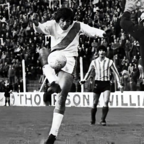 VSportsTM's tweet photo. Hace 49 años, se registró la mayor goleada 🏅 en la Primera División del fútbol argentino 🇦🇷 durante el profesionalismo. Banfield 🟩⬜️🟩 demolió 13-1 (sí, 13-1) a Puerto Comercial. Ese día, Juan Taverna también selló el récord de gritos en un partido: convirtió 7 ⚽️⚽️⚽️⚽️⚽️⚽️⚽️. https://t.co/IA5wy5Q9iA