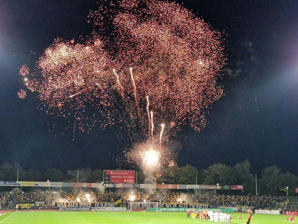 FasziFankurve's tweet image. Los geht es ins Wochenende mit den ersten Fanfotos des aktuellen Spieltags. Hier die #Pyroshow &amp;amp; das #Feuerwerk der #Ultras von #Alemannia #Aachen in #Köln: #FORAAC faszination-fankurve.de/fanfotos/updat…
📸: Fotoblog Fankurve