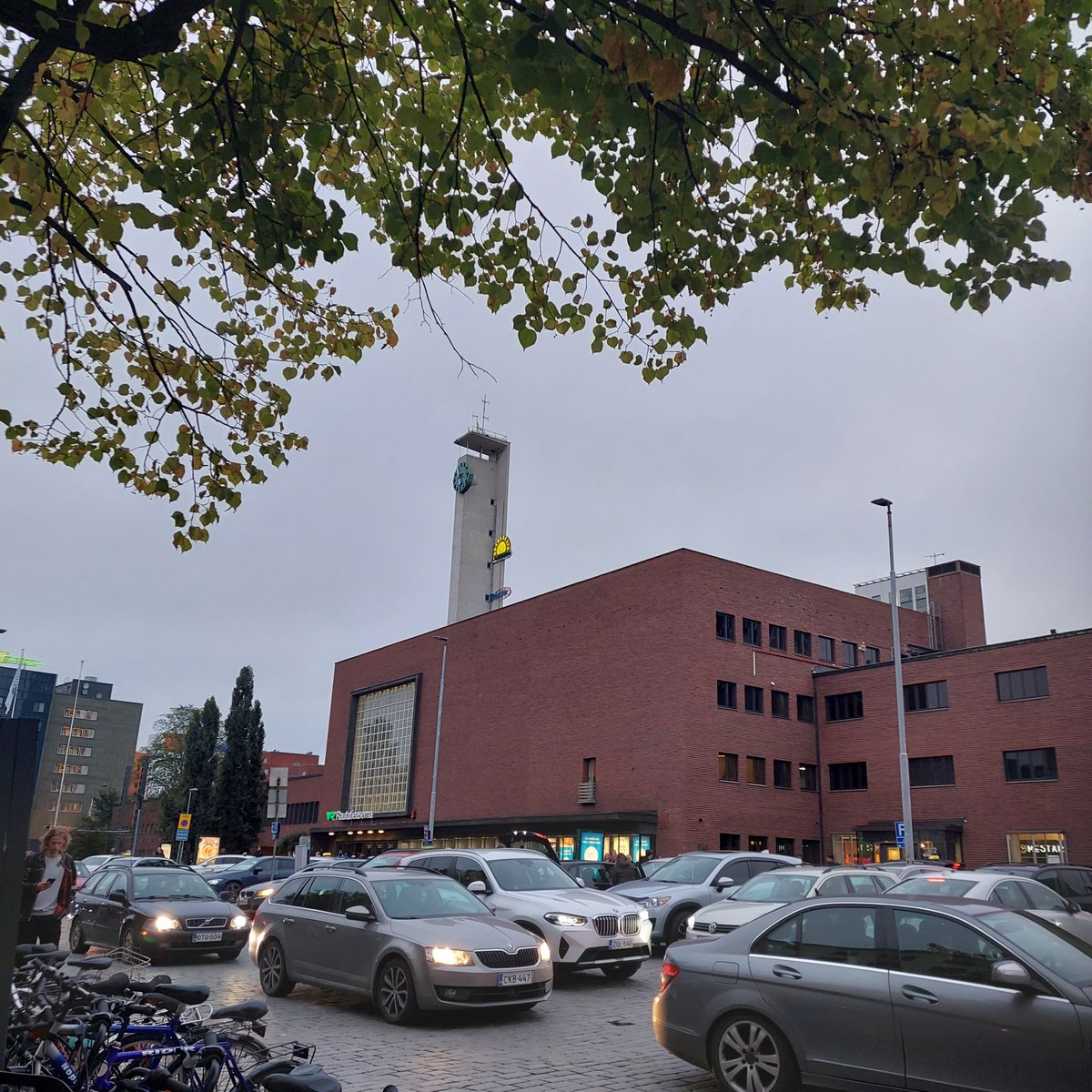 Nykyisen työn parhaita puolia on lukuisten ihmisten kohtaaminen eri puolilla 🇫🇮, yhteisenä teemana asiakkaiden/potilaiden hoidon/palvelun kehittäminen
#RRP #SujuvatPalvelut <a href="/THLorg/">THL</a> 

Ihan huonoja ei ole viikon kuluessa maisematkaan olleet + kotiin on kiva palata (ALT txt 🧭🔎💬)