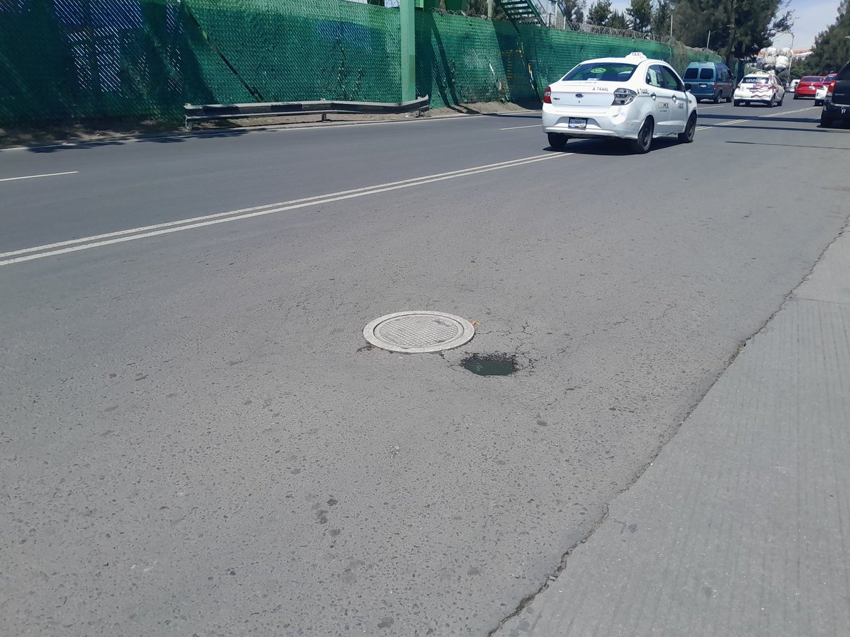 RoberttWick's tweet photo. @Alc_Iztapalapa @SGIRPC_CDMX @SOBSECDMX Buenas tardes. De su apoyo sobre Periférico, como referencia al exterior Centro Comercial Parque Las Antenas. Se están hundiendo las coladeras. https://t.co/WDYQkFsow3