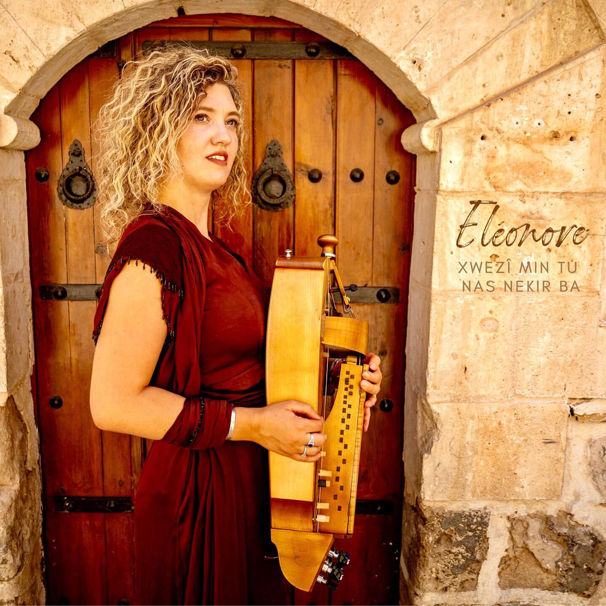 Di 15.10 de ez ê strana « Xwezî min tu nas nekir ba » ya Sait Gabarî u klîba xwe derxim.🤗
On October 15 my new single, the song « Xwezî min tu nas nekir na » and my new clip will be released. I can’t wait !🔥