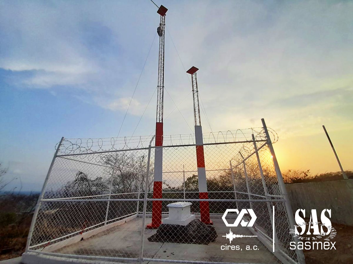 Comienza el atardecer en la estación Las Peñas del Sistema de Alerta Sísmica Mexicano (SASMEX), en Michoacán. La caja del equipo sensor está sobre una roca de la zona.